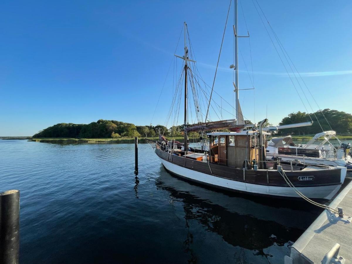Ruegenferienhaus - Schaprode Hafen Exteriör bild